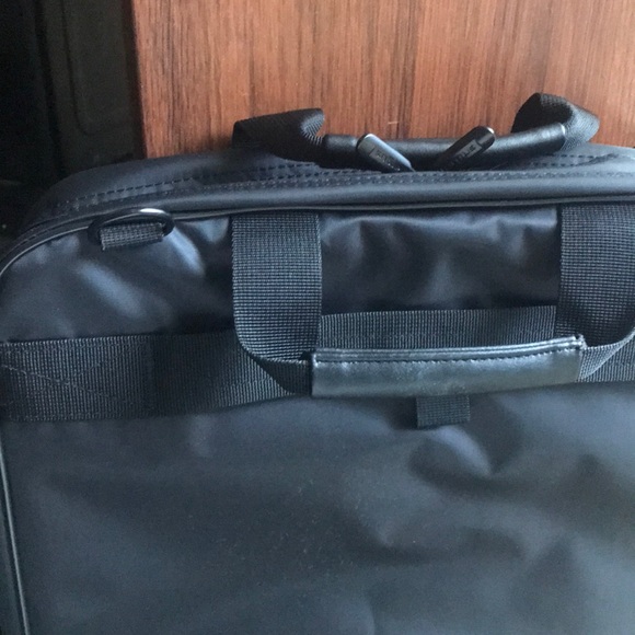 Targus padding laptop bag- black color - Picture 14 of 16
